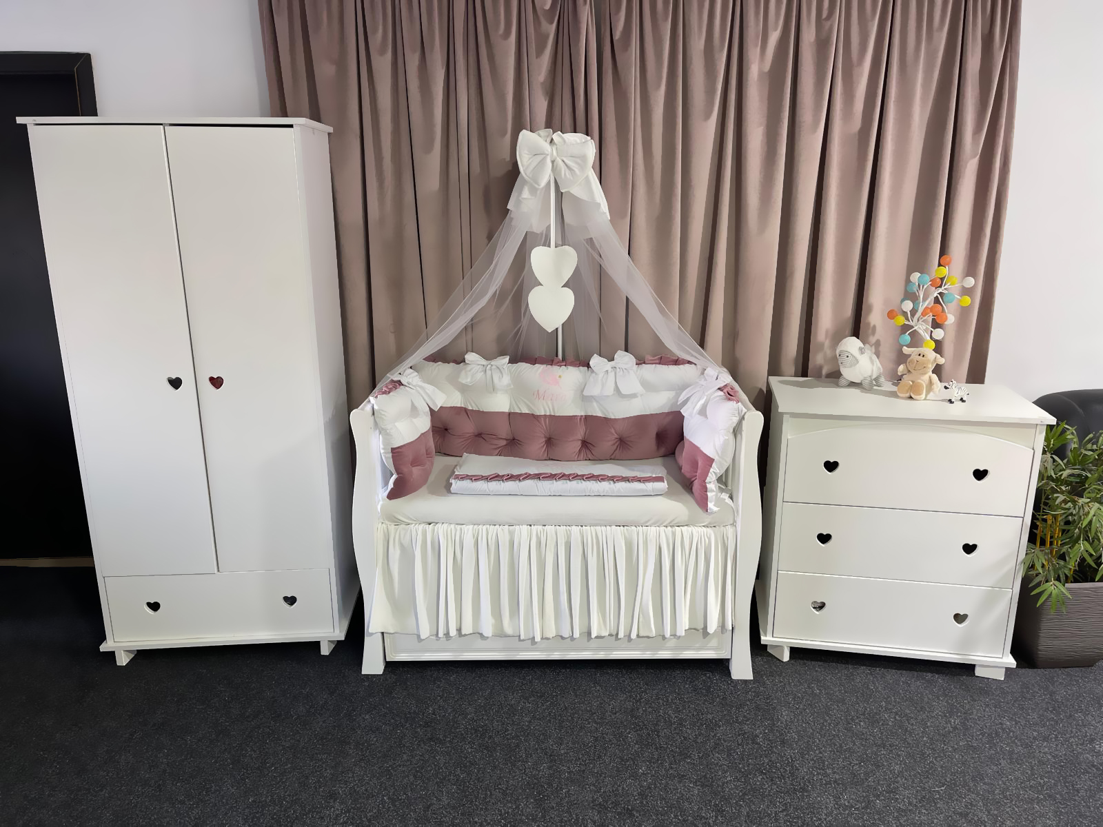 Lenjerie pătuț personalizată 11 piese Royal Catifea White Pink PeppiBambini – set premium alb-roz din catifea, broderie elegantă pentru bebeluși - Image 2