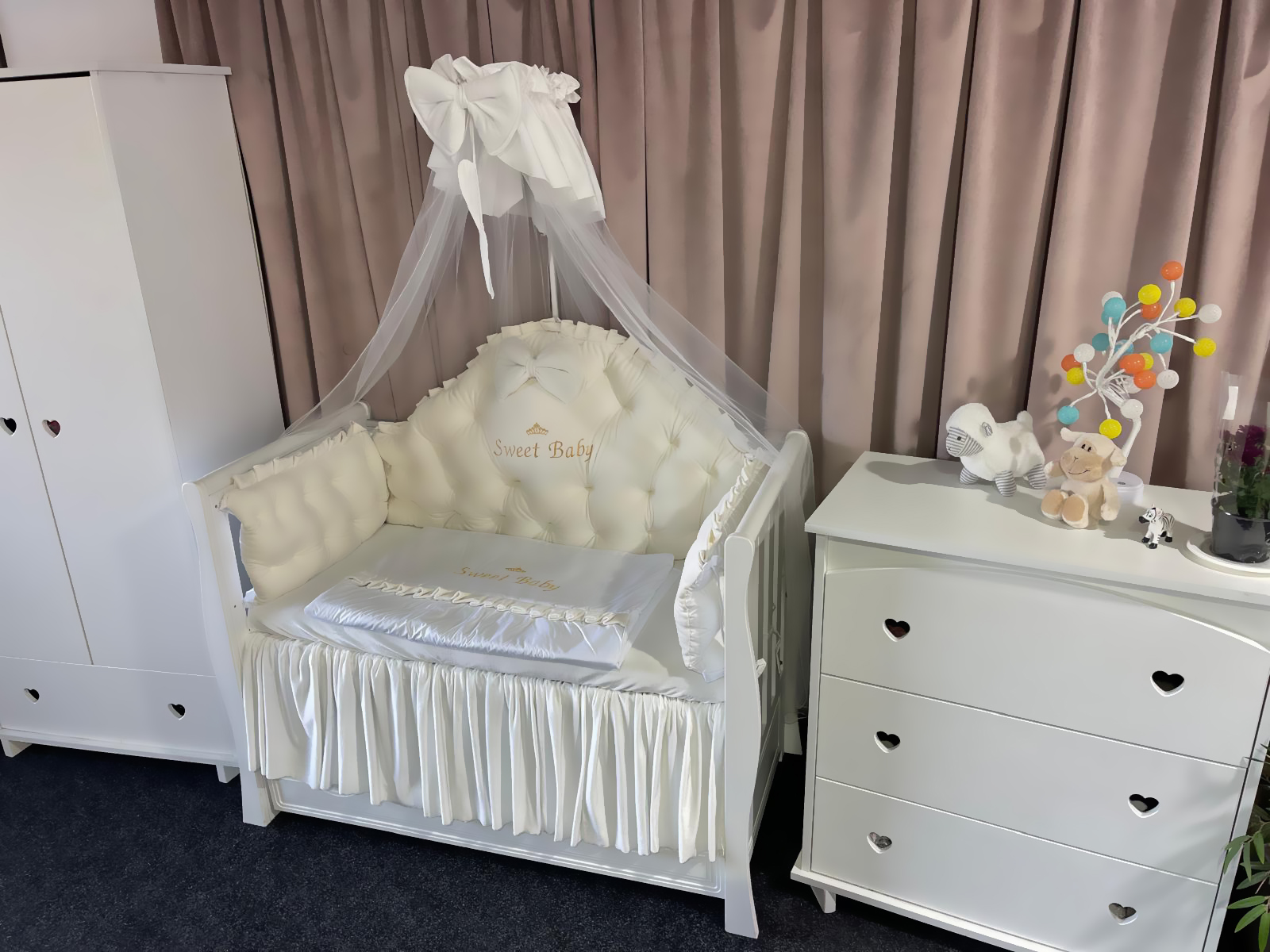 Lenjerie pătuț personalizată 11 piese Regal Catifea White PeppiBambini – set premium din catifea albă, broderie elegantă și confort pentru bebeluș - Image 5