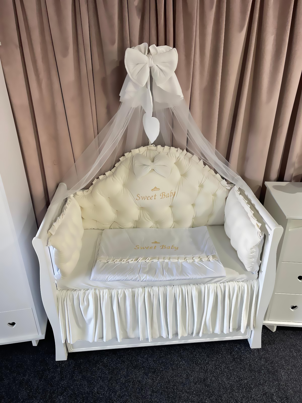 Lenjerie pătuț personalizată 11 piese Regal Catifea White PeppiBambini – set premium din catifea albă, broderie elegantă și confort pentru bebeluș - Image 4