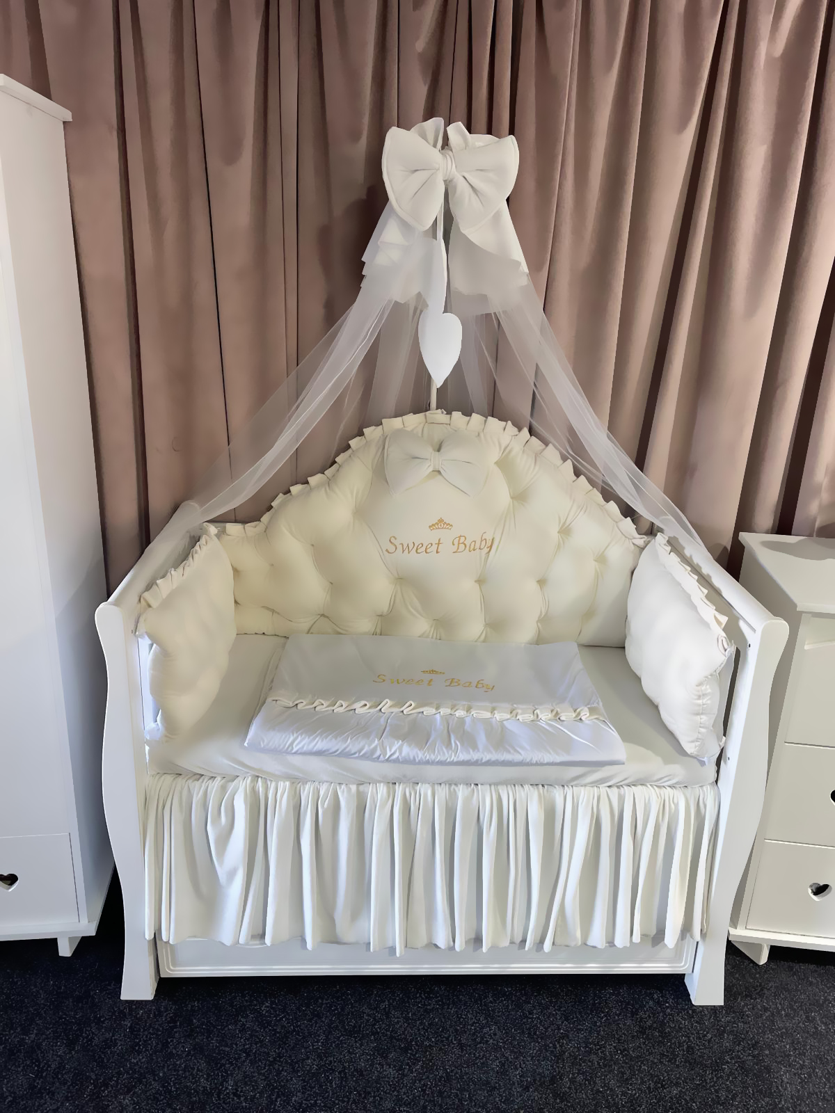 Lenjerie pătuț personalizată 11 piese Regal Catifea White PeppiBambini – set premium din catifea albă, broderie elegantă și confort pentru bebeluș - Image 3