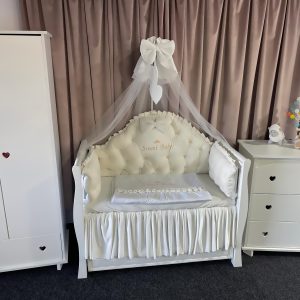 Lenjerie pătuț personalizată 11 piese Regal Catifea White PeppiBambini – set premium din catifea albă, broderie elegantă și confort pentru bebeluș