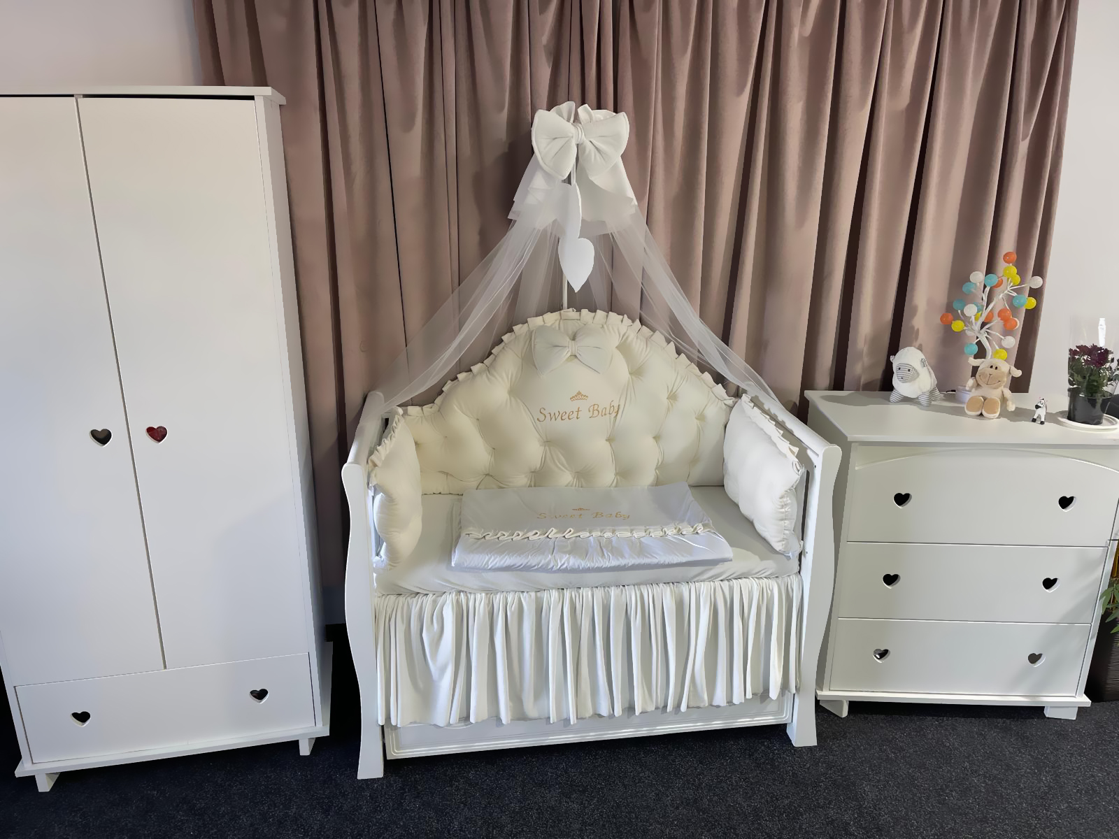 Lenjerie pătuț personalizată 11 piese Regal Catifea White PeppiBambini – set premium din catifea albă, broderie elegantă și confort pentru bebeluș