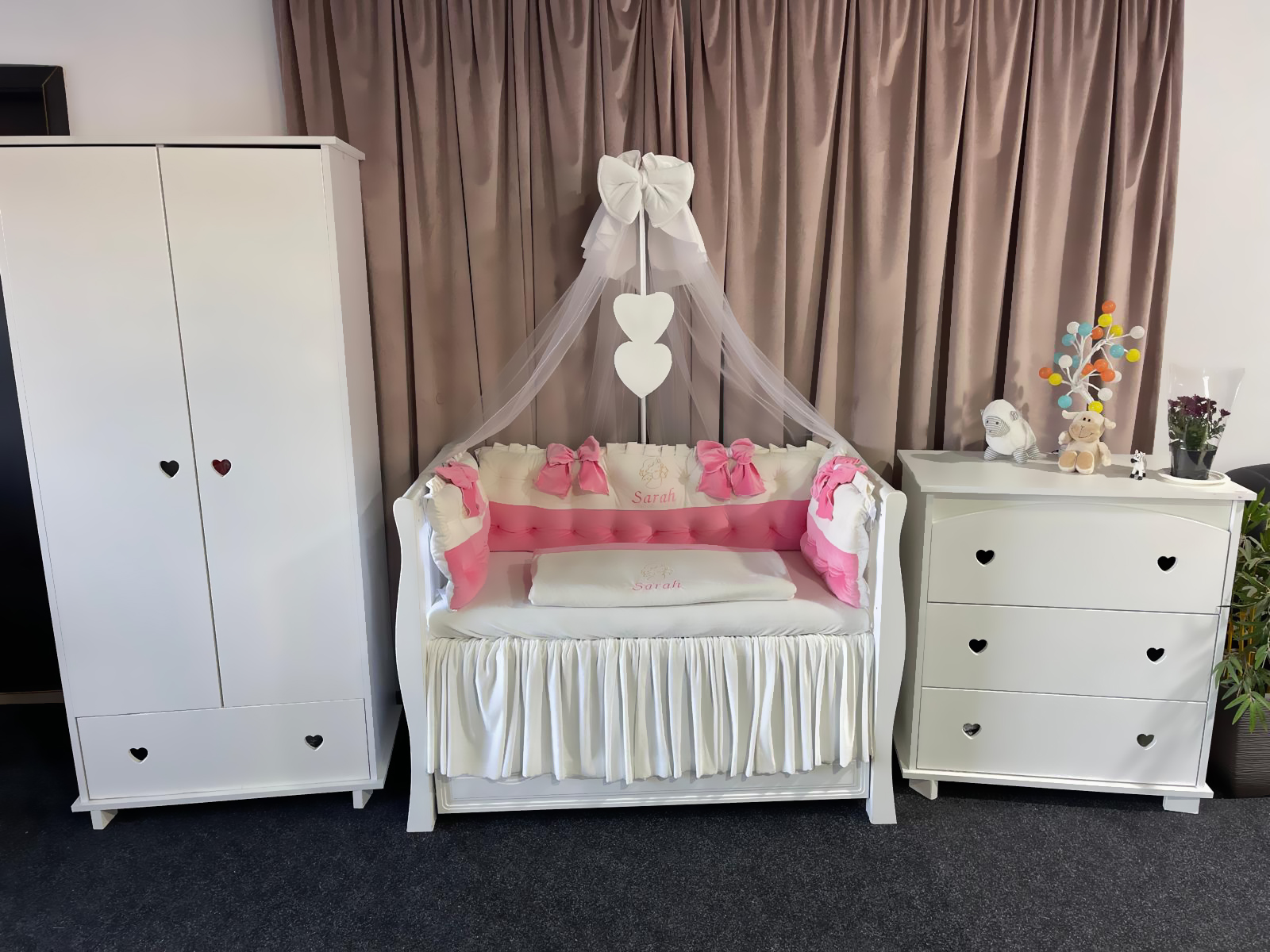 Lenjerie pătuț personalizată 11 piese Royal Catifea White Pink PeppiBambini – set premium alb-roz din catifea, broderie elegantă și confort pentru bebeluși - Image 2