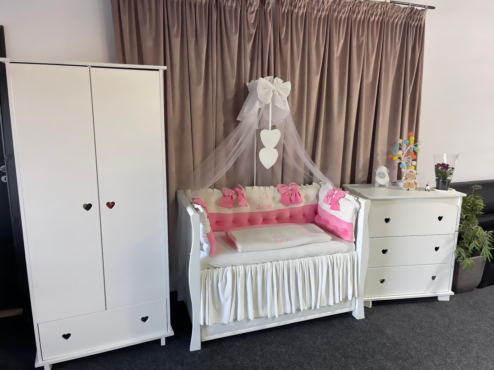 Lenjerie pătuț personalizată 11 piese Royal Catifea White Pink PeppiBambini – set premium alb-roz din catifea, broderie elegantă și confort pentru bebeluși - Image 14