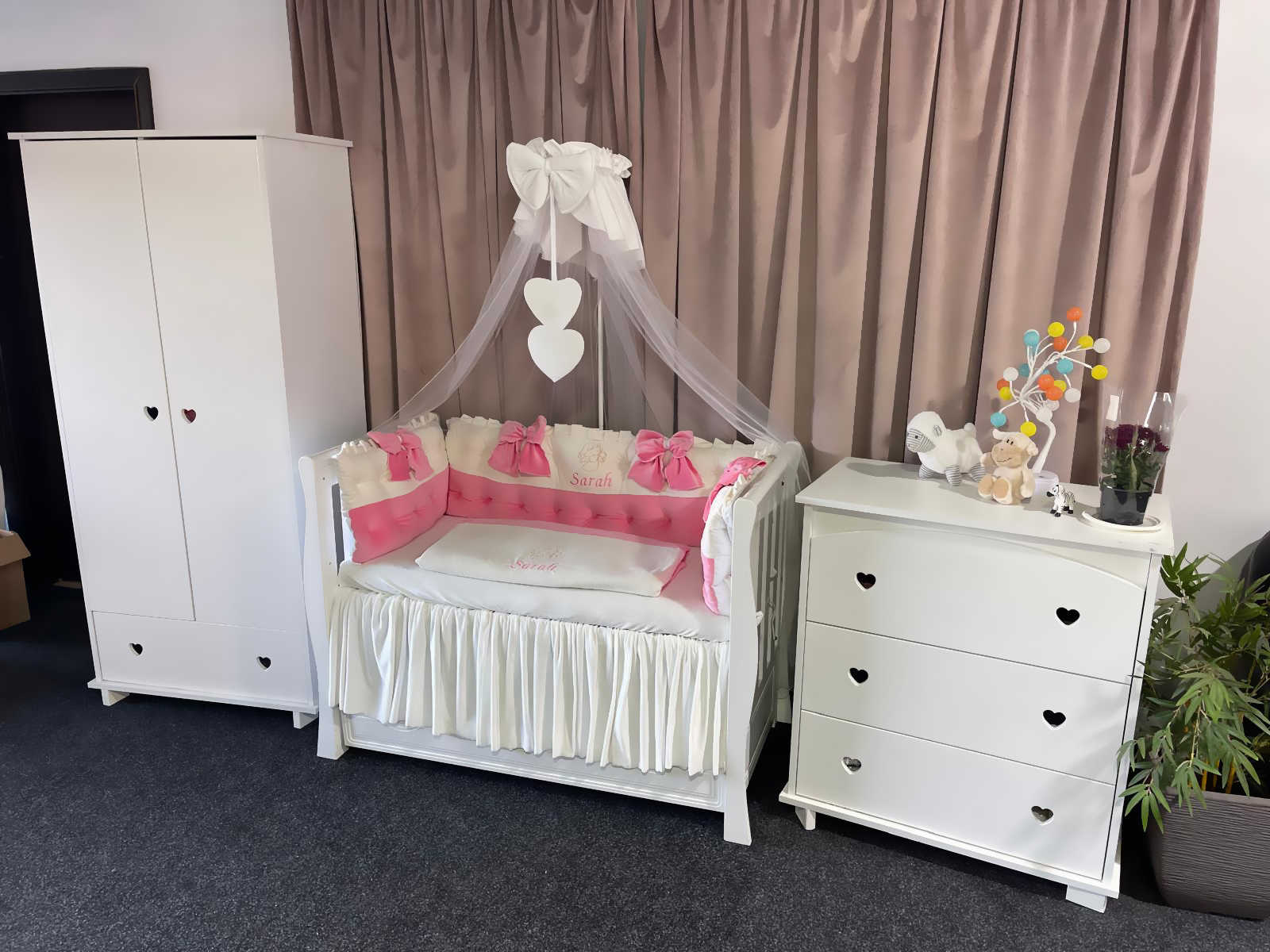 Lenjerie pătuț personalizată 11 piese Royal Catifea White Pink PeppiBambini – set premium alb-roz din catifea, broderie elegantă și confort pentru bebeluși - Image 13