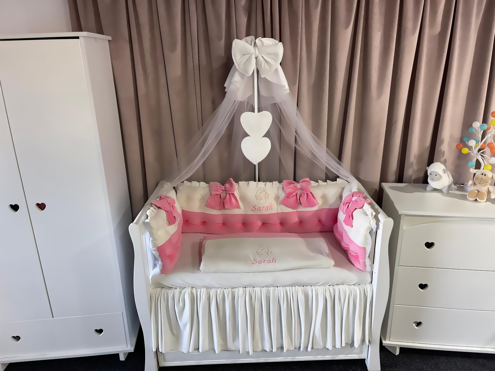 Lenjerie pătuț personalizată 11 piese Royal Catifea White Pink PeppiBambini – set premium alb-roz din catifea, broderie elegantă și confort pentru bebeluși - Image 12
