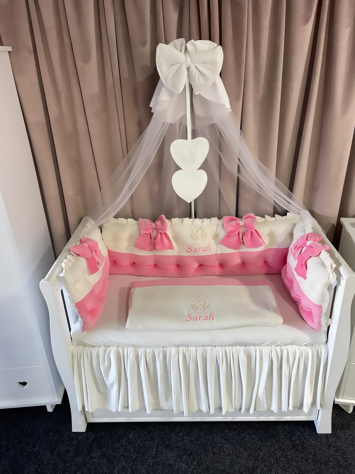 Lenjerie pătuț personalizată 11 piese Royal Catifea White Pink PeppiBambini – set premium alb-roz din catifea, broderie elegantă și confort pentru bebeluși - Image 11