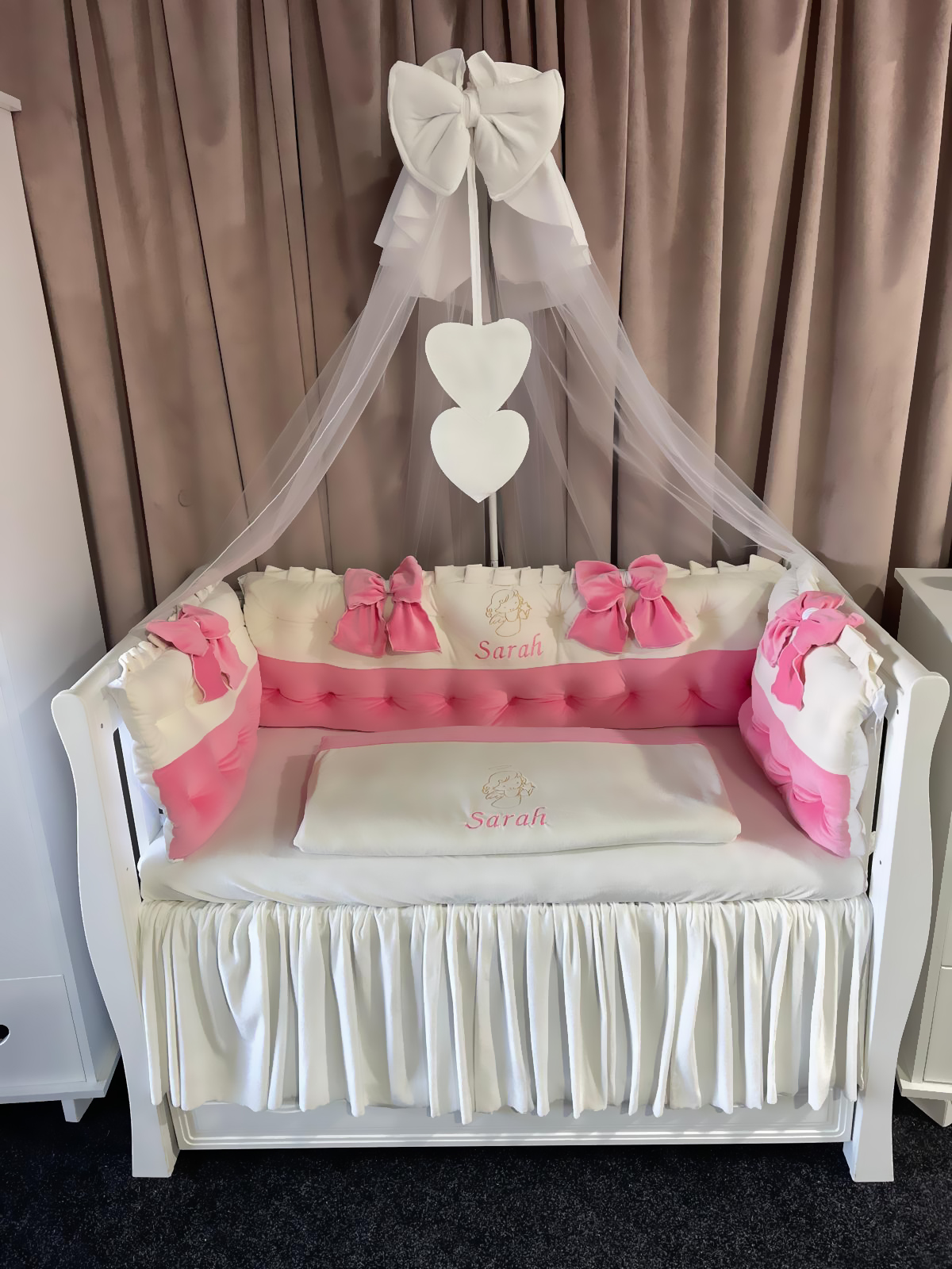 Lenjerie pătuț personalizată 11 piese Royal Catifea White Pink PeppiBambini – set premium alb-roz din catifea, broderie elegantă și confort pentru bebeluși - Image 10