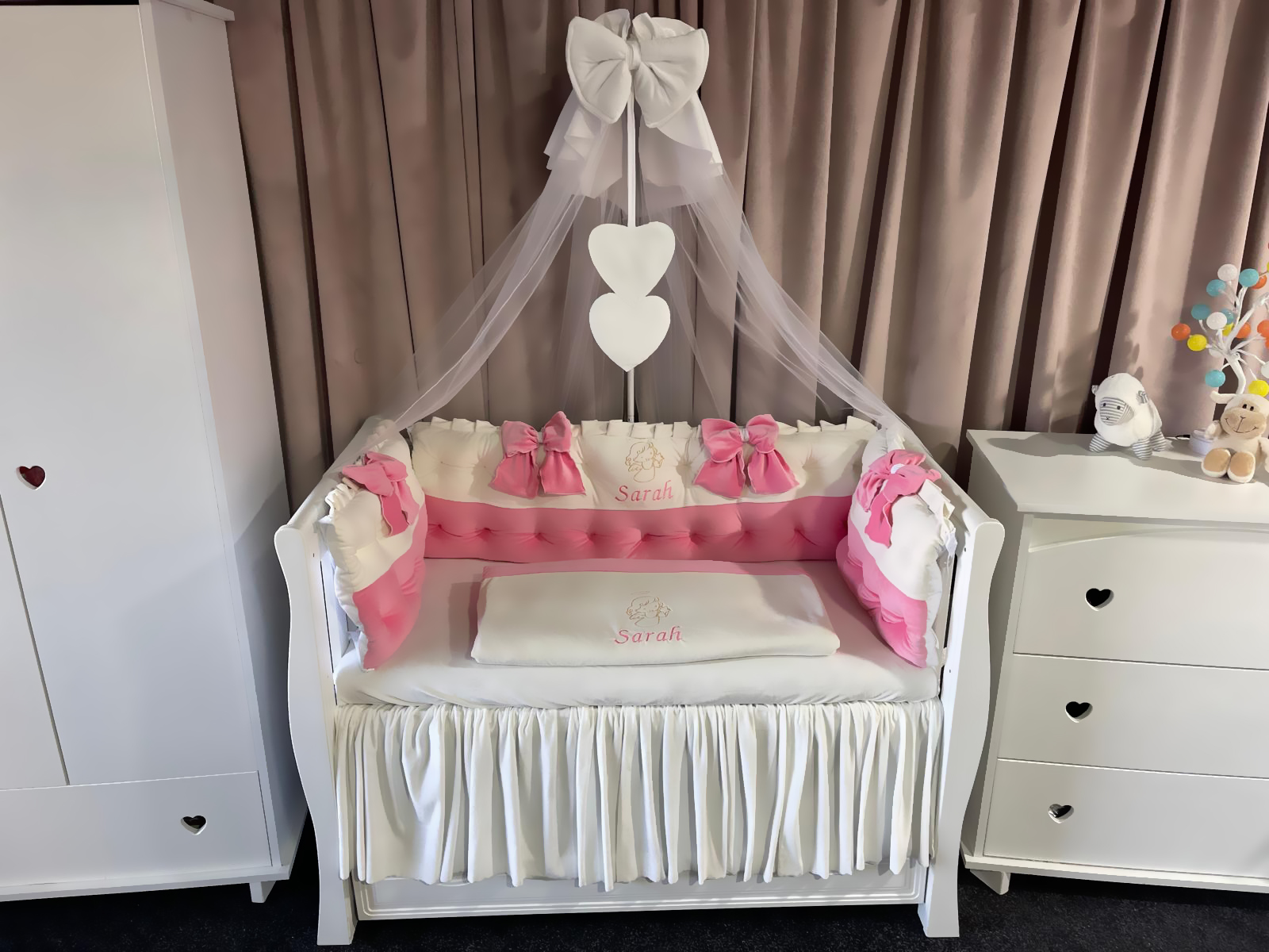 Lenjerie pătuț personalizată 11 piese Royal Catifea White Pink PeppiBambini – set premium alb-roz din catifea, broderie elegantă și confort pentru bebeluși - Image 9