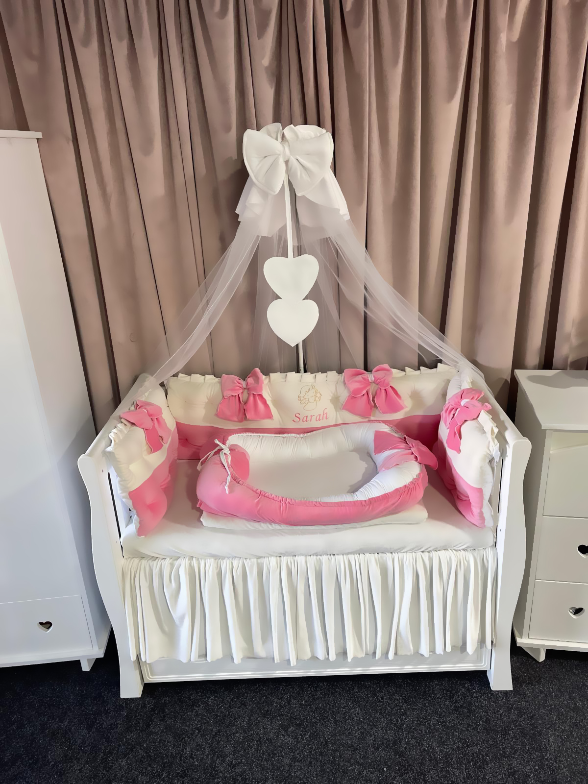 Lenjerie pătuț personalizată 11 piese Royal Catifea White Pink PeppiBambini – set premium alb-roz din catifea, broderie elegantă și confort pentru bebeluși - Image 8