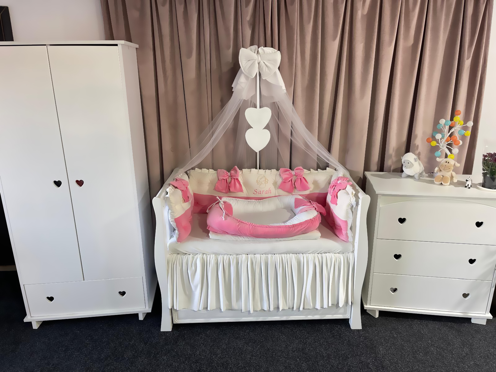 Lenjerie pătuț personalizată 11 piese Royal Catifea White Pink PeppiBambini – set premium alb-roz din catifea, broderie elegantă și confort pentru bebeluși - Image 7