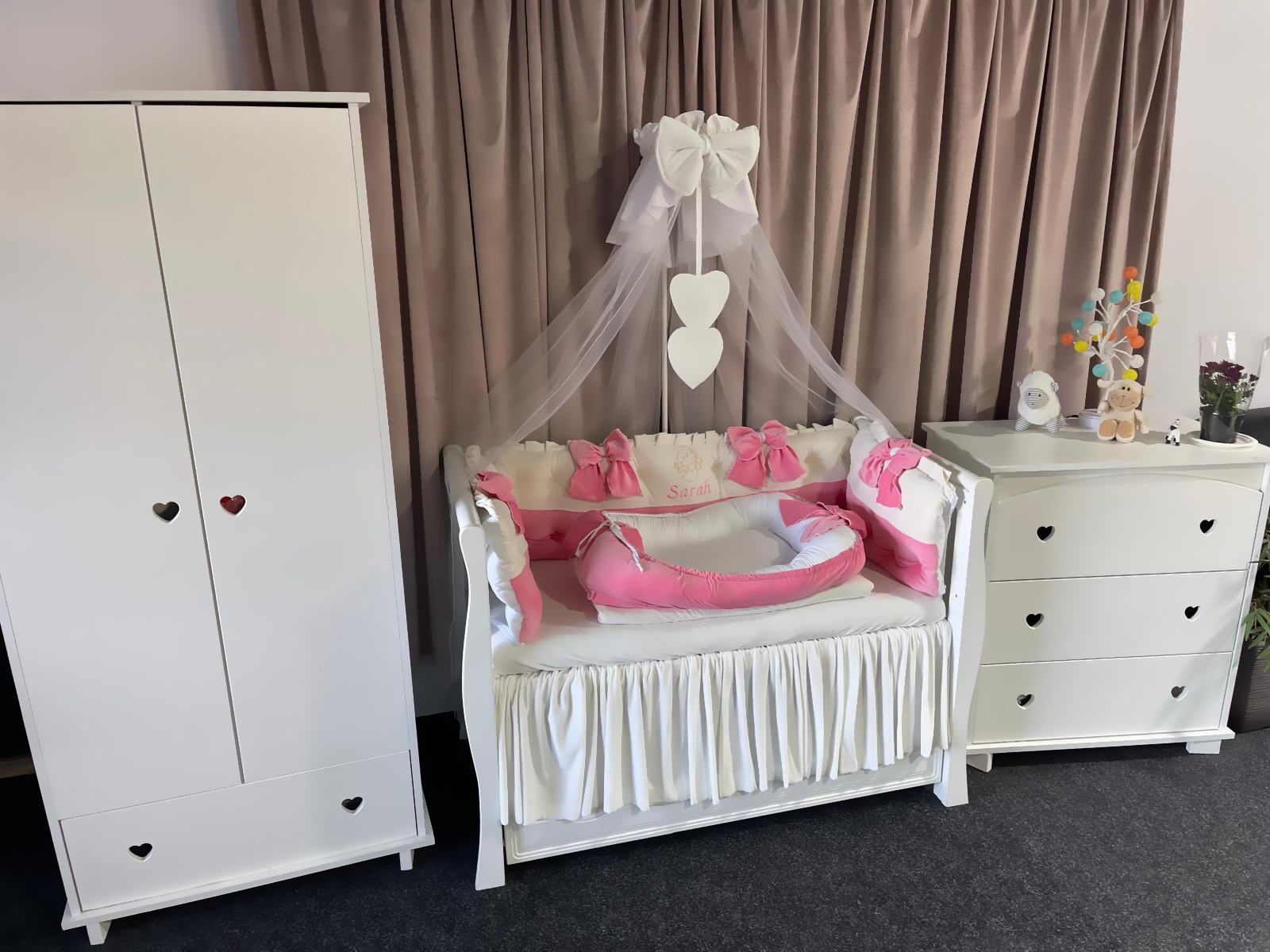 Lenjerie pătuț personalizată 11 piese Royal Catifea White Pink PeppiBambini – set premium alb-roz din catifea, broderie elegantă și confort pentru bebeluși - Image 6