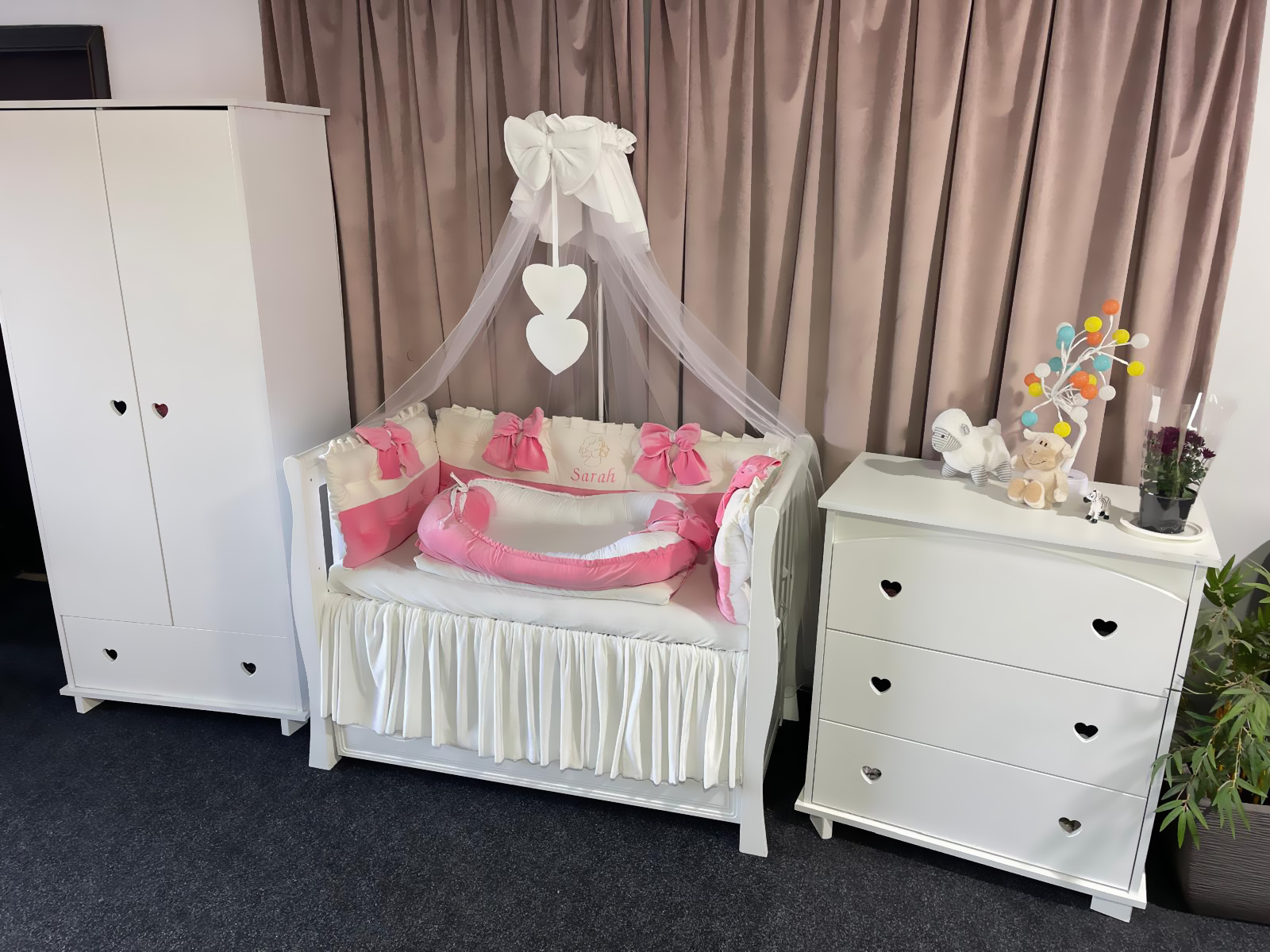 Lenjerie pătuț personalizată 11 piese Royal Catifea White Pink PeppiBambini – set premium alb-roz din catifea, broderie elegantă și confort pentru bebeluși - Image 5