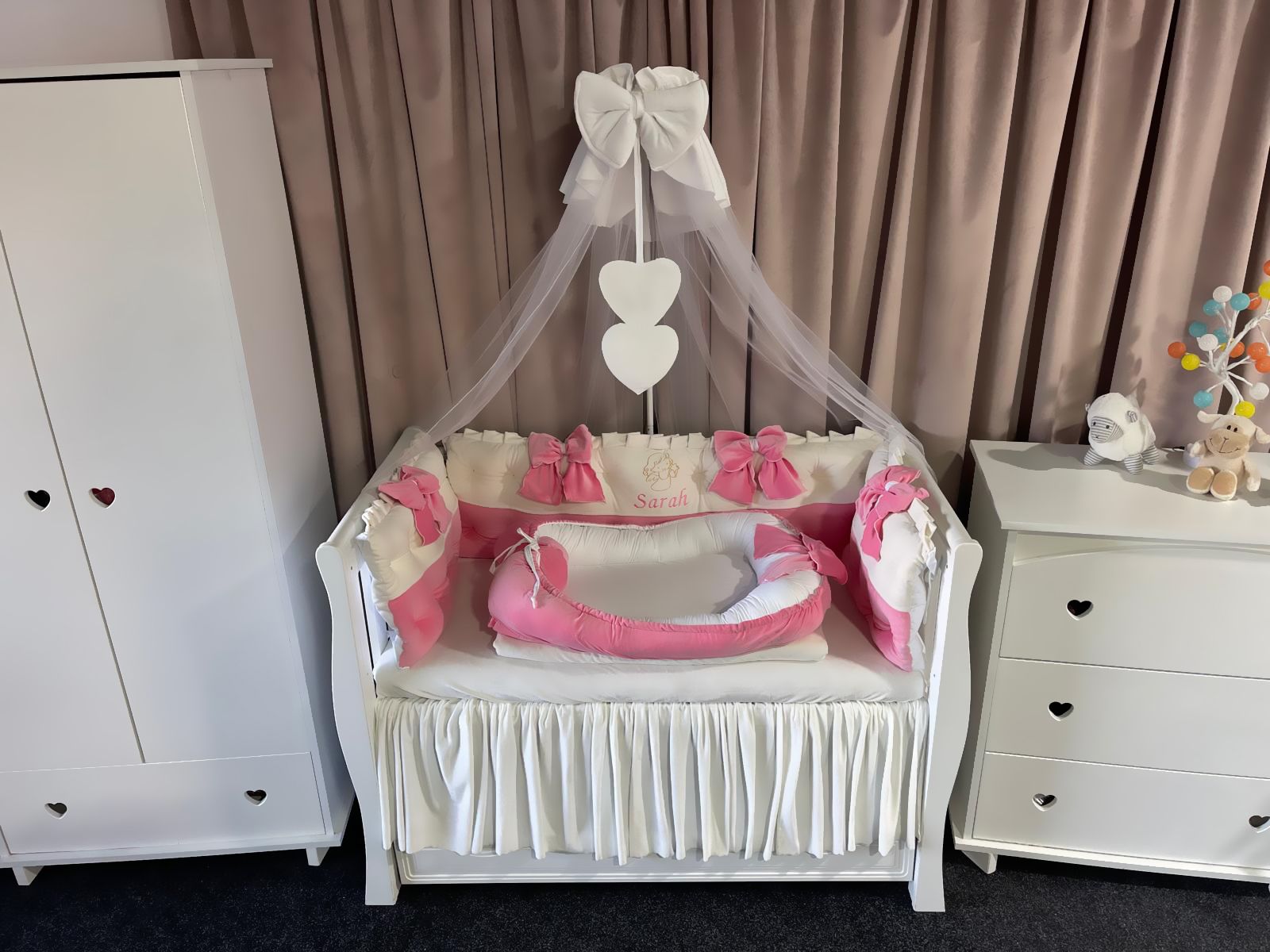 Lenjerie pătuț personalizată 11 piese Royal Catifea White Pink PeppiBambini – set premium alb-roz din catifea, broderie elegantă și confort pentru bebeluși - Image 4