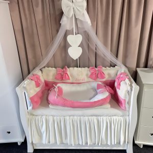 Lenjerie pătuț personalizată 11 piese Royal Catifea White Pink PeppiBambini – set premium alb-roz din catifea, broderie elegantă și confort pentru bebeluși