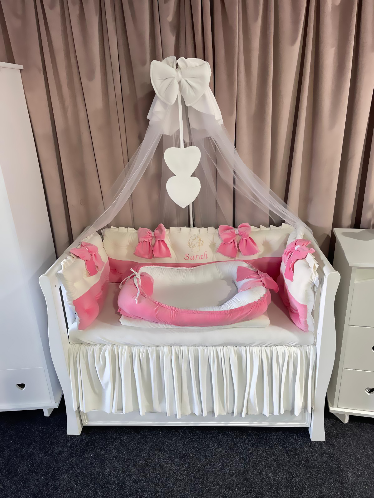 Lenjerie pătuț personalizată 11 piese Royal Catifea White Pink PeppiBambini – set premium alb-roz din catifea, broderie elegantă și confort pentru bebeluși