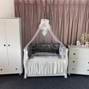 Lenjerie pătuț personalizată 11 piese Royal Catifea Grey PeppiBambini – set premium gri pentru bebeluși, broderie elegantă și confort regal