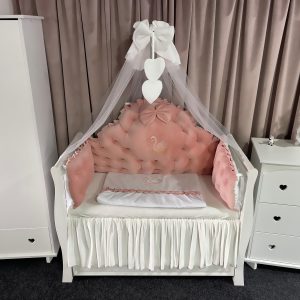 Lenjerie pătuț personalizată 11 piese Regal Catifea Pink PeppiBambini – set lux pentru bebeluși, moale, brodat și elegant